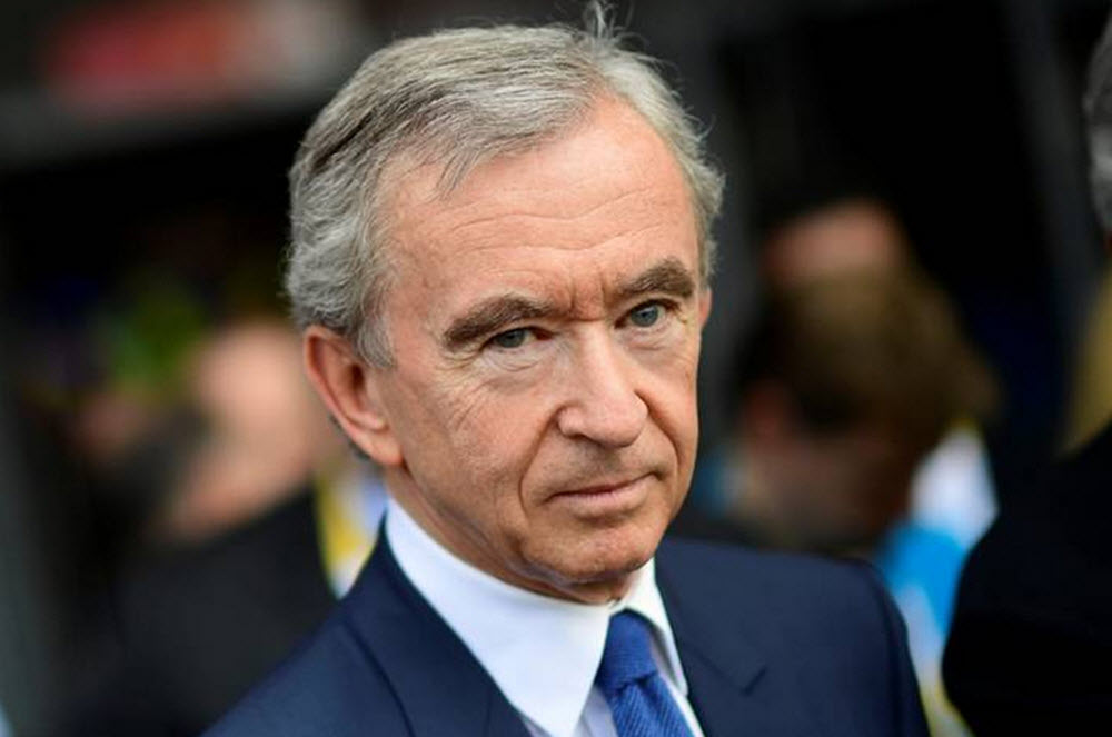 IDENTIFY] I'm courious about what is wearing Bernard Arnault CEO